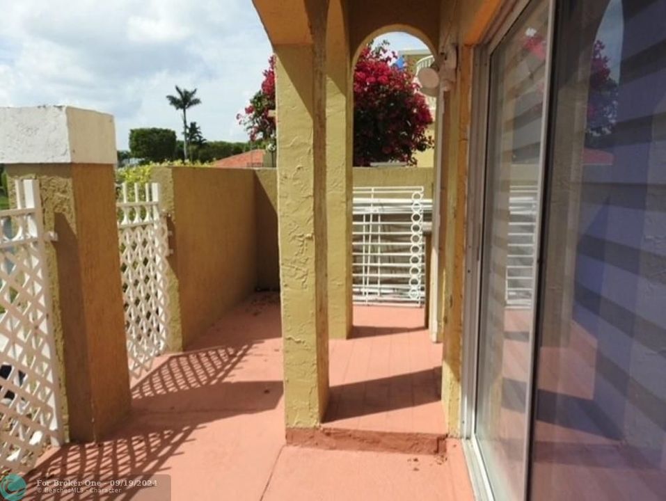 For Sale: $280,000 (1 beds, 2 baths, 800 Square Feet)