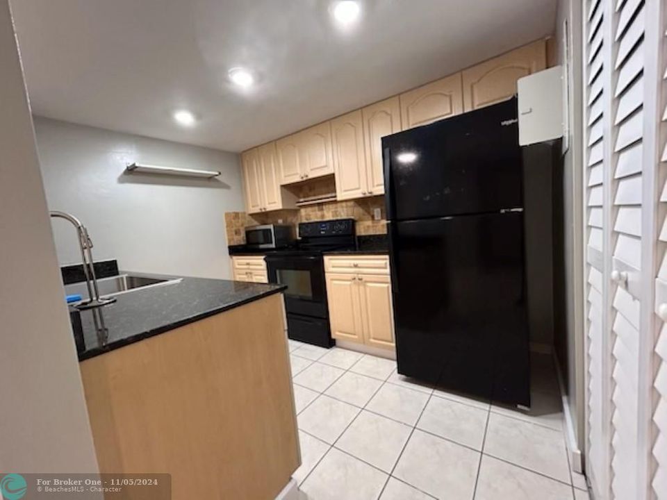 For Sale: $280,000 (1 beds, 2 baths, 800 Square Feet)