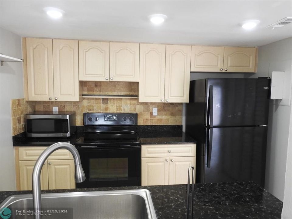 For Sale: $280,000 (1 beds, 2 baths, 800 Square Feet)