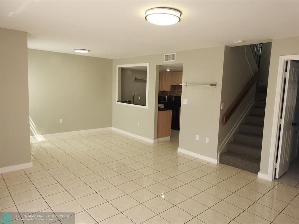 For Sale: $280,000 (1 beds, 2 baths, 800 Square Feet)