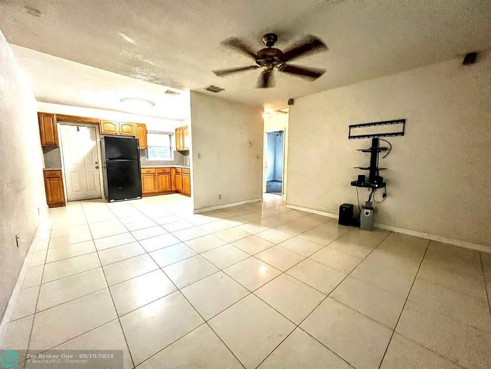 For Sale: $2,350 (2 beds, 1 baths, 1560 Square Feet)