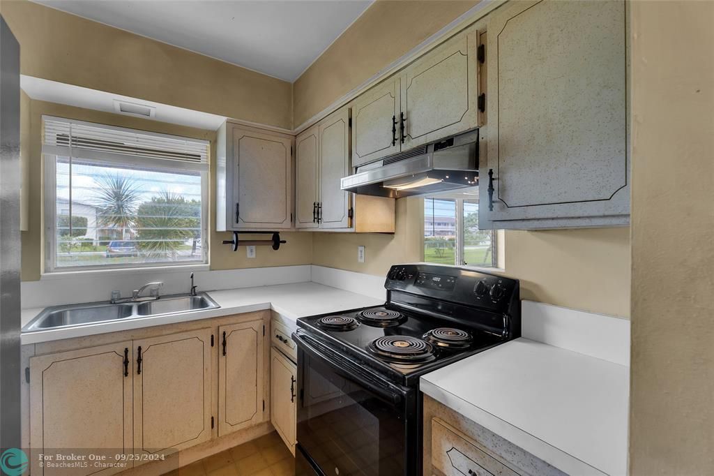 Active With Contract: $99,900 (1 beds, 1 baths, 810 Square Feet)