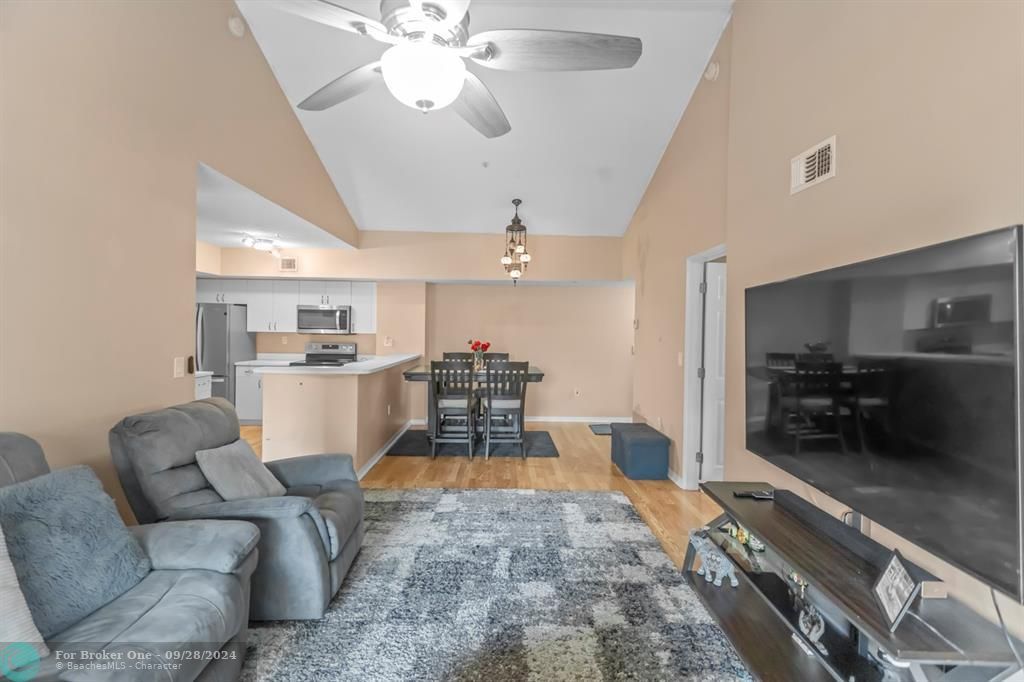 Active With Contract: $289,900 (2 beds, 2 baths, 1112 Square Feet)