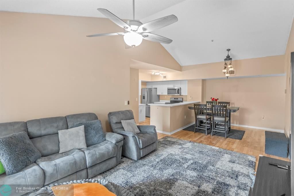 Active With Contract: $289,900 (2 beds, 2 baths, 1112 Square Feet)