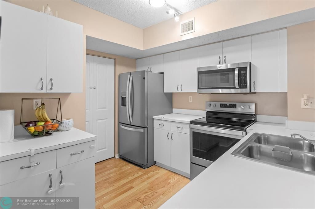 Active With Contract: $289,900 (2 beds, 2 baths, 1112 Square Feet)