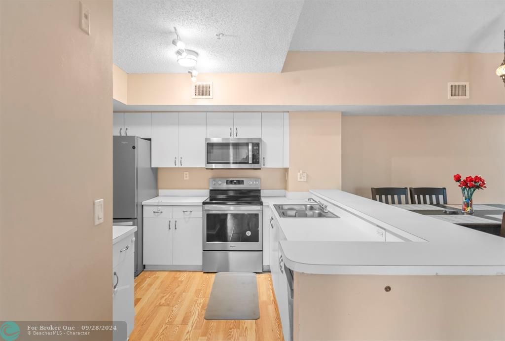 Active With Contract: $289,900 (2 beds, 2 baths, 1112 Square Feet)