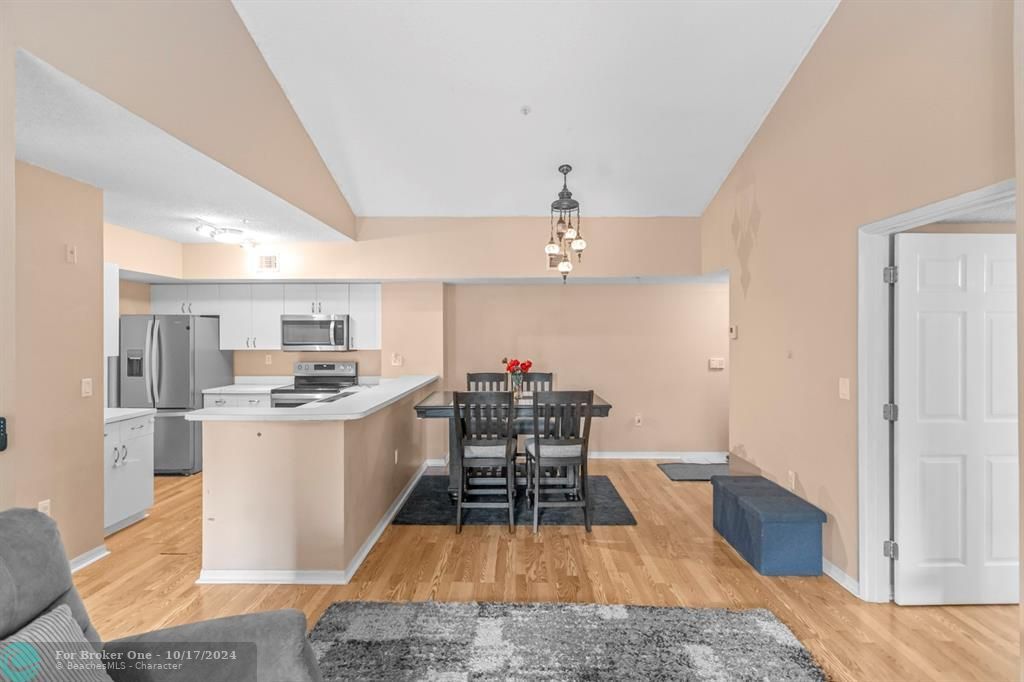 Active With Contract: $289,900 (2 beds, 2 baths, 1112 Square Feet)