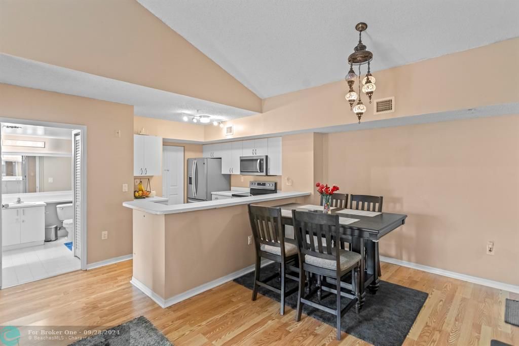 Active With Contract: $289,900 (2 beds, 2 baths, 1112 Square Feet)