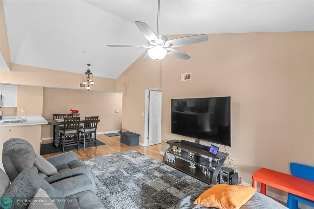 Active With Contract: $289,900 (2 beds, 2 baths, 1112 Square Feet)