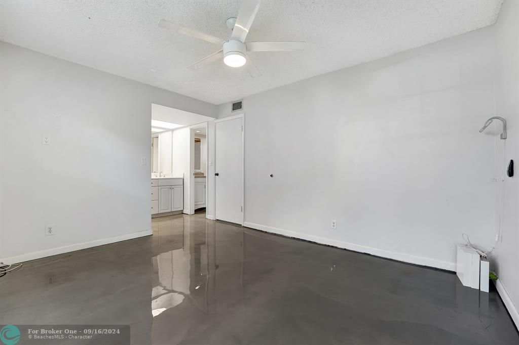 Active With Contract: $225,000 (2 beds, 1 baths, 865 Square Feet)