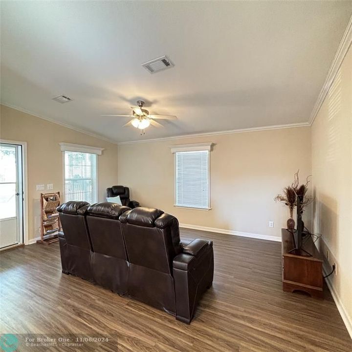 For Sale: $158,000 (2 beds, 2 baths, 1404 Square Feet)