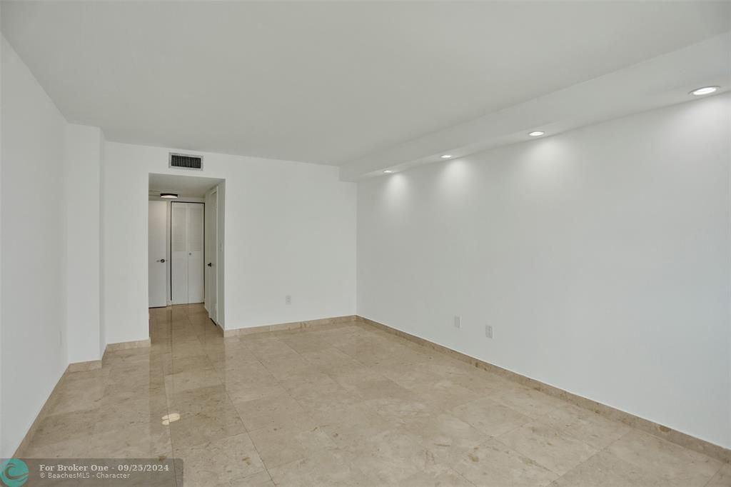 For Sale: $255,000 (1 beds, 1 baths, 1066 Square Feet)