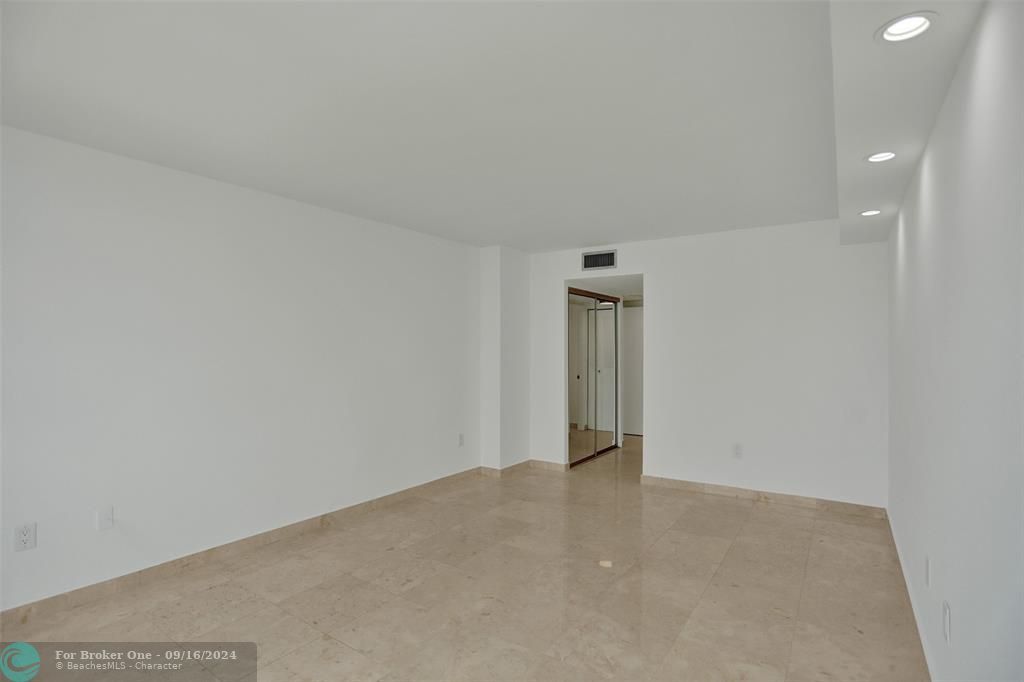 For Sale: $255,000 (1 beds, 1 baths, 1066 Square Feet)