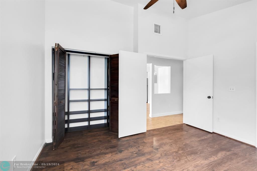 Active With Contract: $250,000 (1 beds, 1 baths, 882 Square Feet)