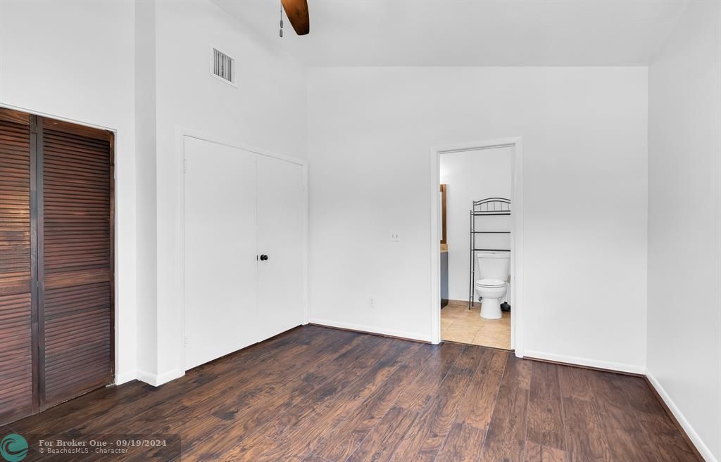 Active With Contract: $250,000 (1 beds, 1 baths, 882 Square Feet)