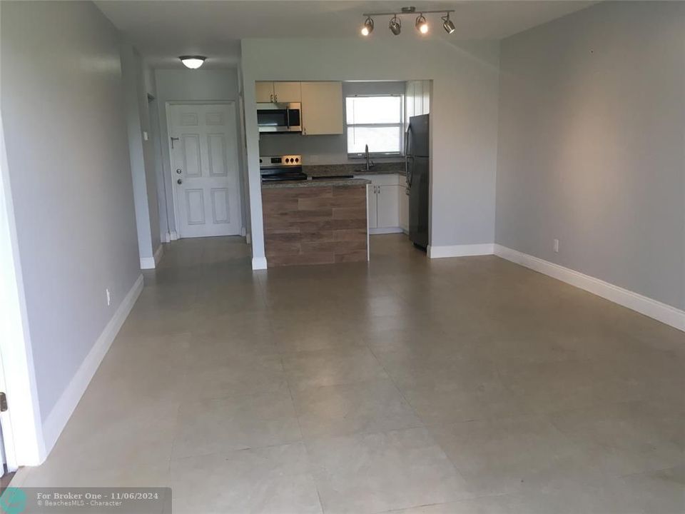 Active With Contract: $2,150 (2 beds, 2 baths, 808 Square Feet)