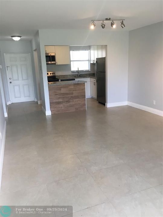 Active With Contract: $2,150 (2 beds, 2 baths, 808 Square Feet)