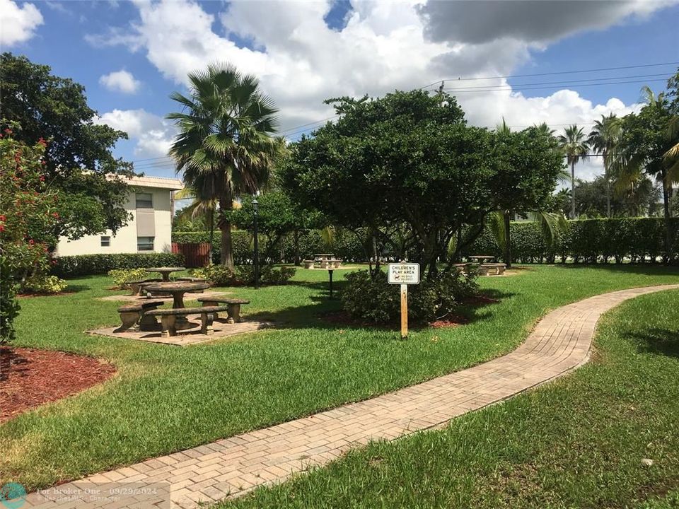 Active With Contract: $2,150 (2 beds, 2 baths, 808 Square Feet)