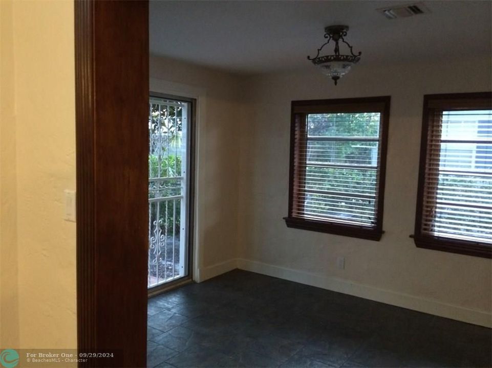 For Rent: $2,750 (2 beds, 1 baths, 1120 Square Feet)