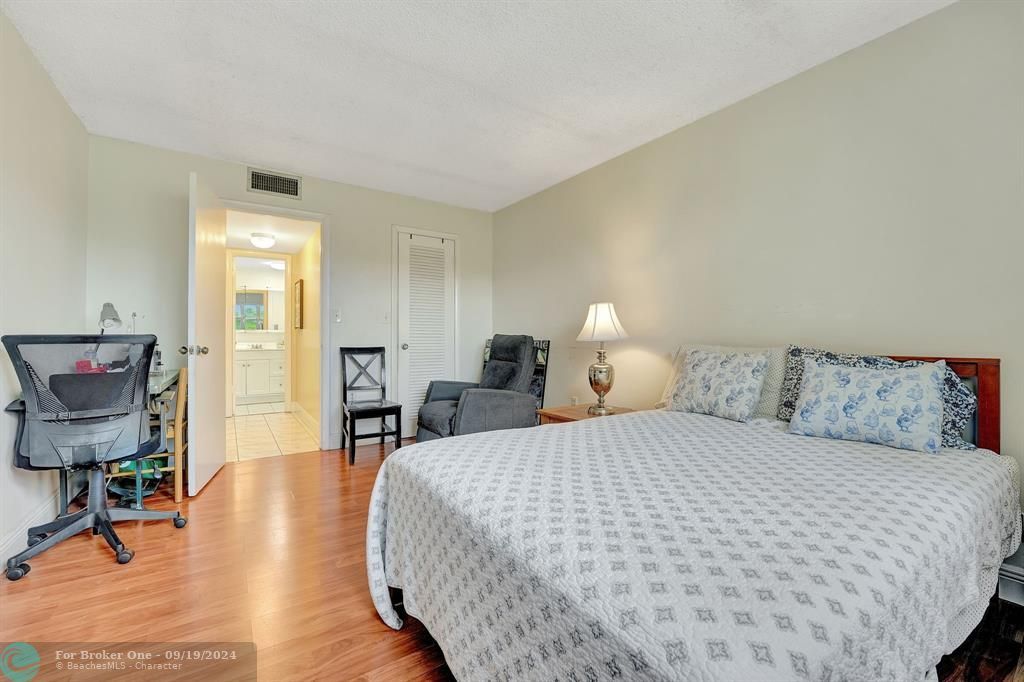 For Sale: $100,000 (1 beds, 1 baths, 640 Square Feet)