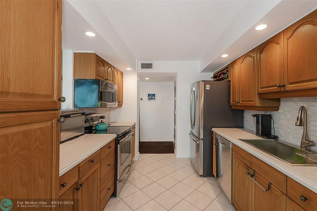 For Sale: $589,900 (2 beds, 2 baths, 1060 Square Feet)