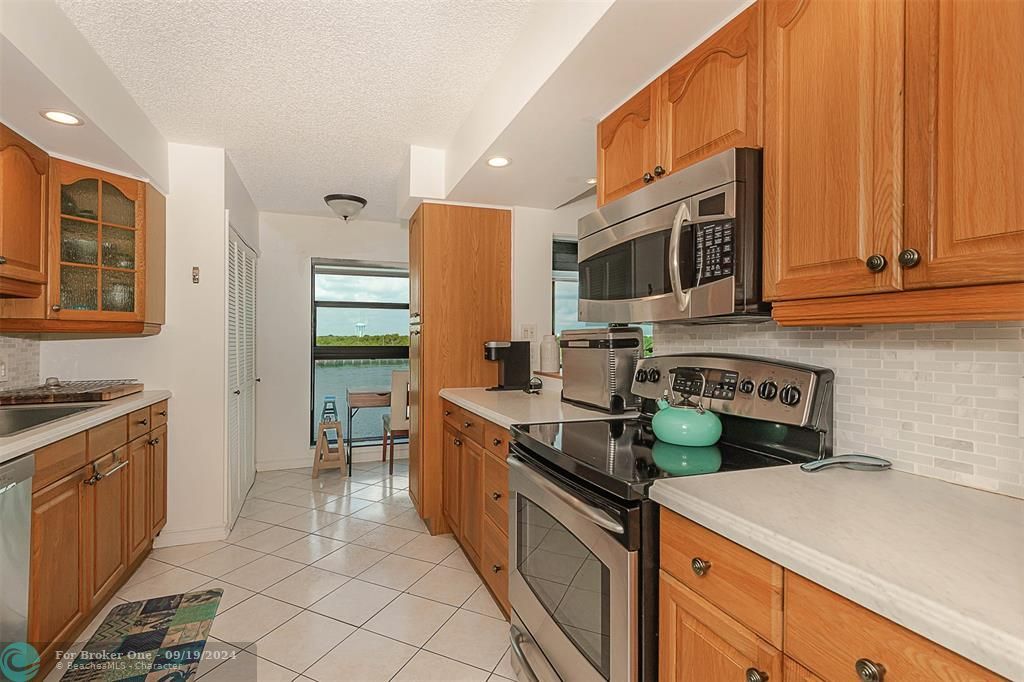 For Sale: $589,900 (2 beds, 2 baths, 1060 Square Feet)