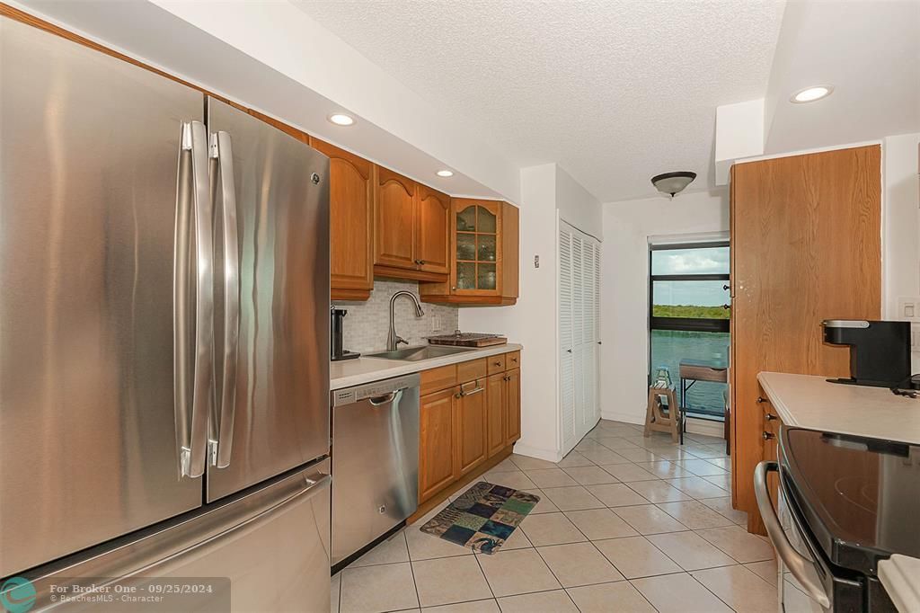 For Sale: $589,900 (2 beds, 2 baths, 1060 Square Feet)