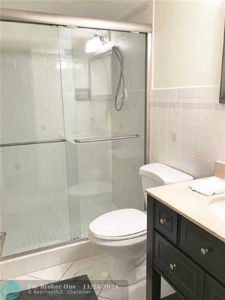 Active With Contract: $4,000 (2 beds, 2 baths, 1350 Square Feet)