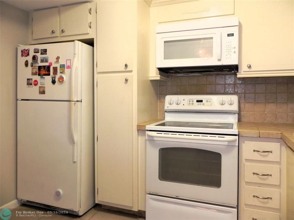 For Sale: $219,500 (1 beds, 1 baths, 850 Square Feet)