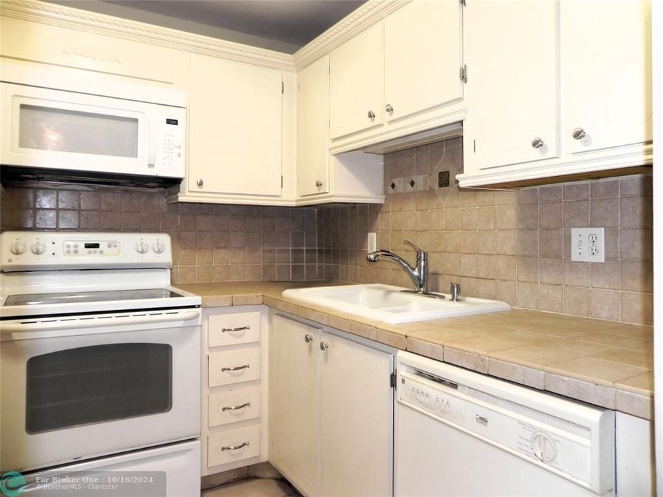 For Sale: $219,500 (1 beds, 1 baths, 850 Square Feet)