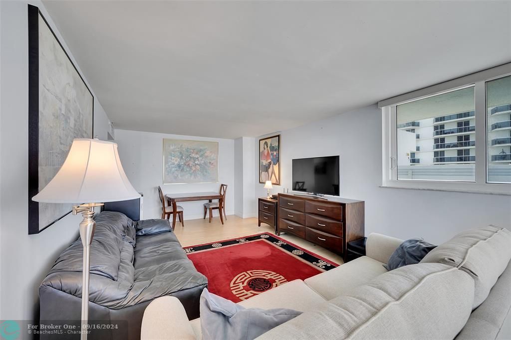 For Sale: $639,000 (2 beds, 2 baths, 1139 Square Feet)