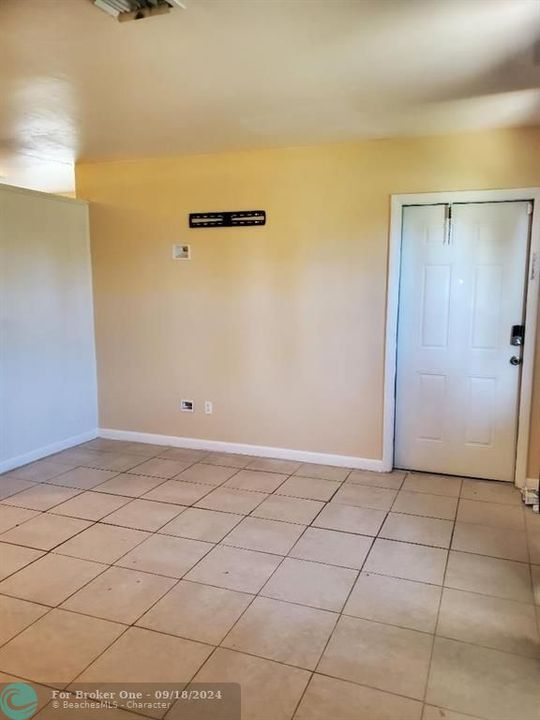 For Rent: $2,800 (2 beds, 1 baths, 950 Square Feet)