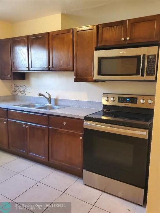 For Rent: $2,800 (2 beds, 1 baths, 950 Square Feet)