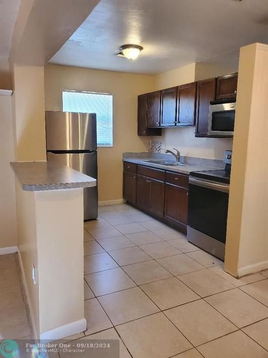 For Rent: $2,800 (2 beds, 1 baths, 950 Square Feet)