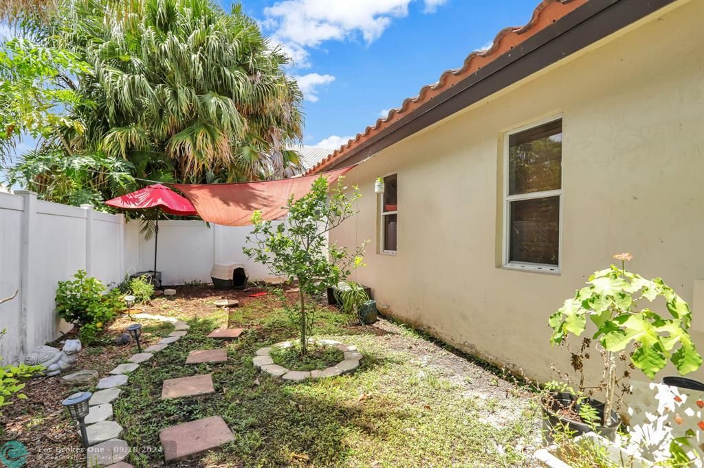 Active With Contract: $800,000 (4 beds, 2 baths, 2716 Square Feet)