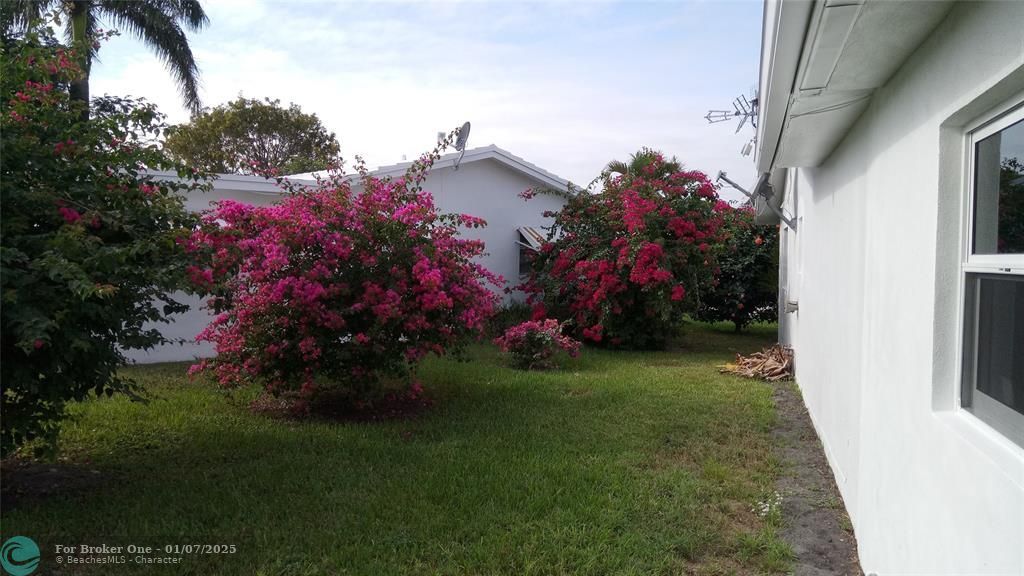 Active With Contract: $370,000 (3 beds, 2 baths, 1432 Square Feet)