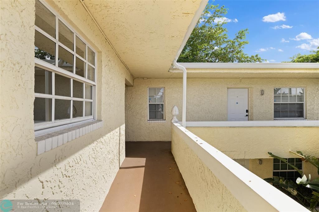 Active With Contract: $259,000 (2 beds, 1 baths, 732 Square Feet)