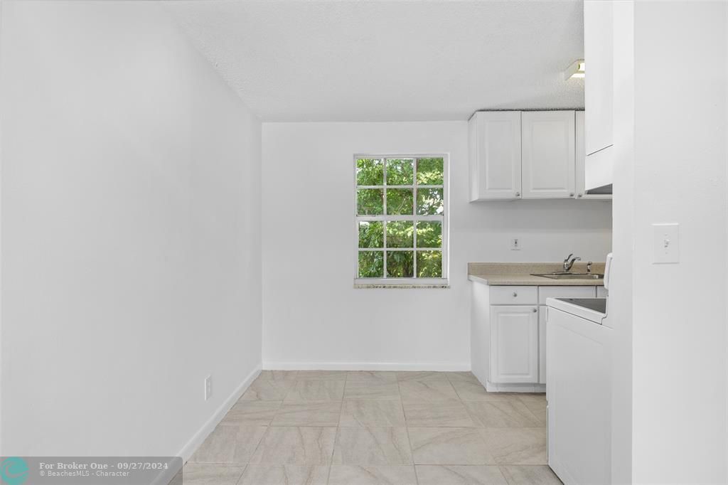 Active With Contract: $259,000 (2 beds, 1 baths, 732 Square Feet)