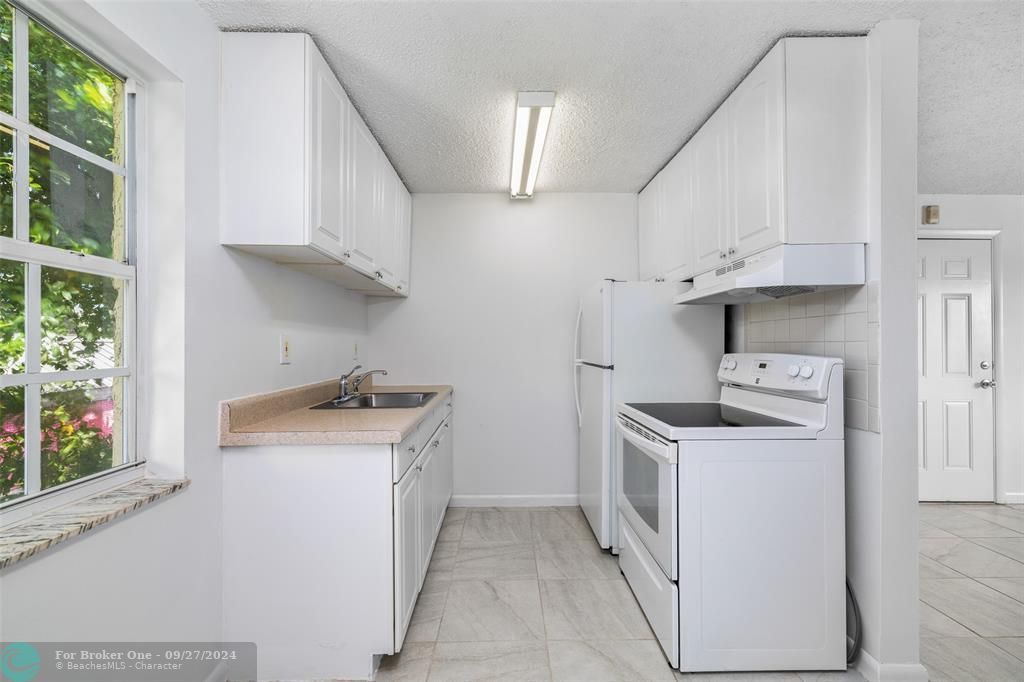 Active With Contract: $259,000 (2 beds, 1 baths, 732 Square Feet)