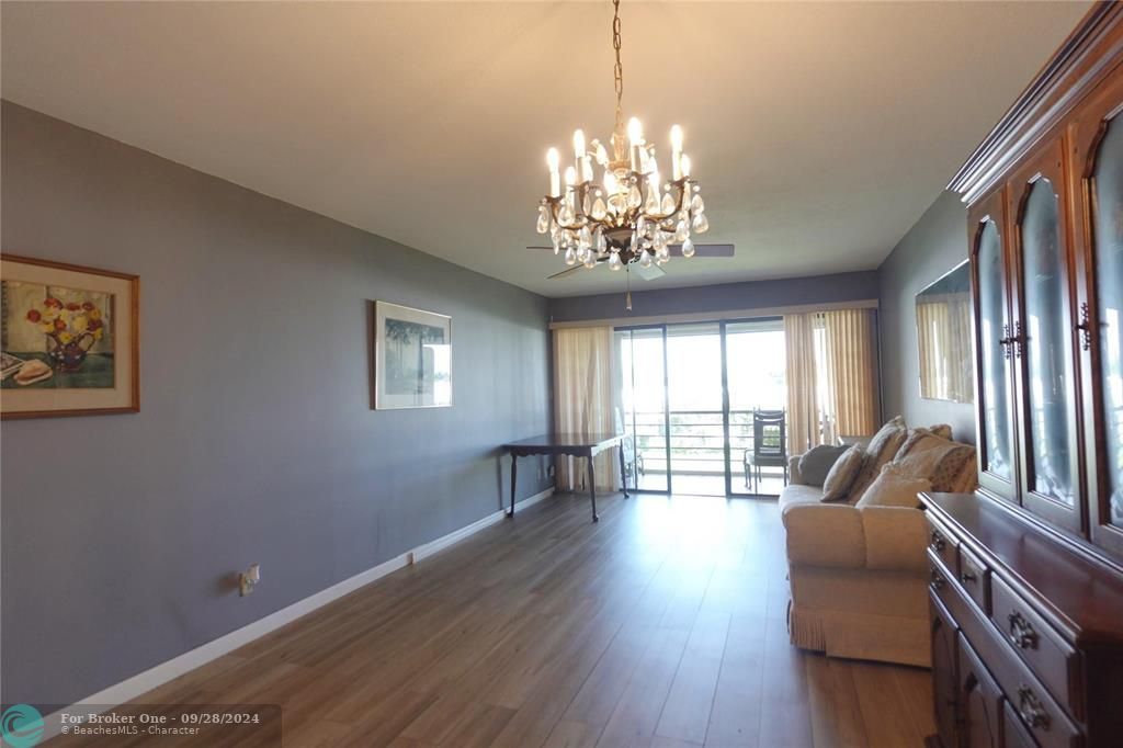 Active With Contract: $1,925 (2 beds, 2 baths, 986 Square Feet)