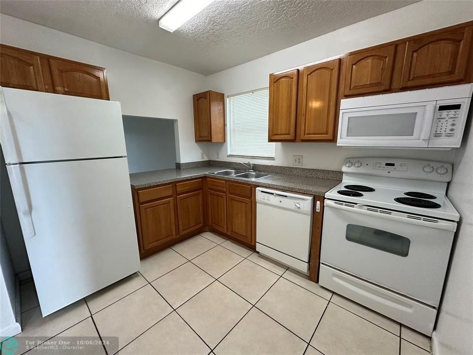 For Rent: $1,800 (2 beds, 2 baths, 1000 Square Feet)