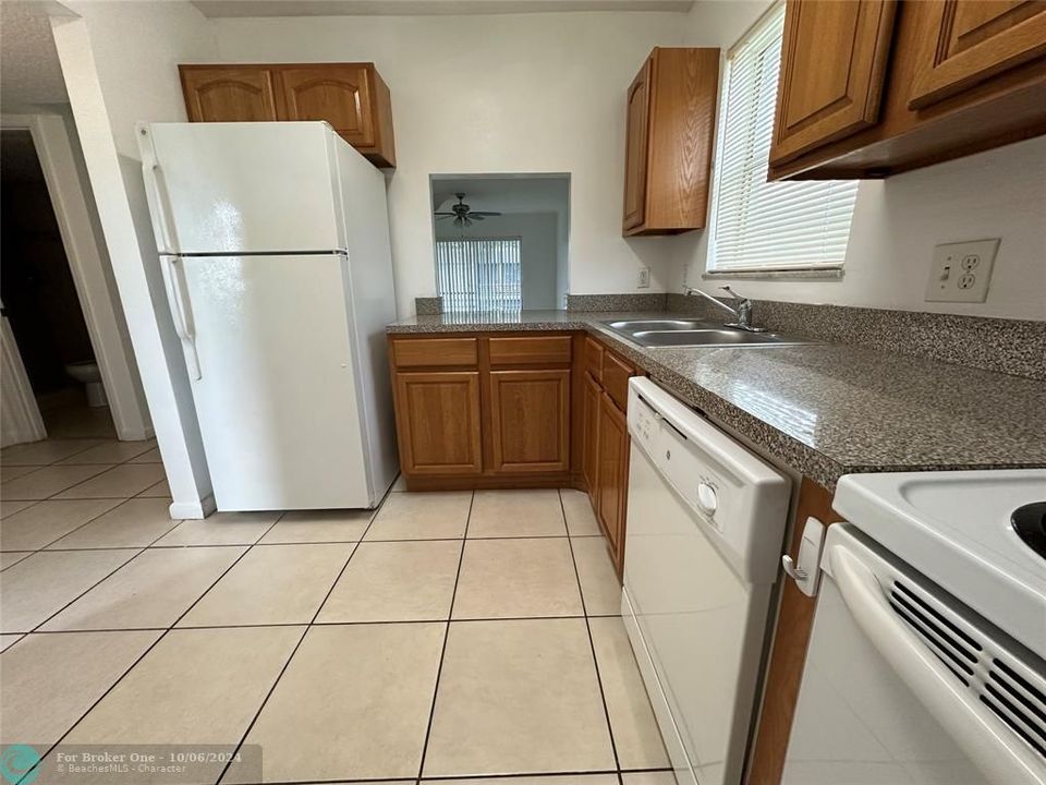 For Rent: $1,800 (2 beds, 2 baths, 1000 Square Feet)