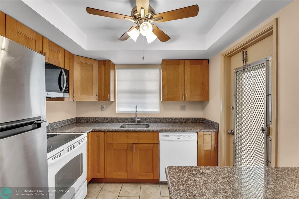 For Sale: $180,000 (2 beds, 2 baths, 1000 Square Feet)