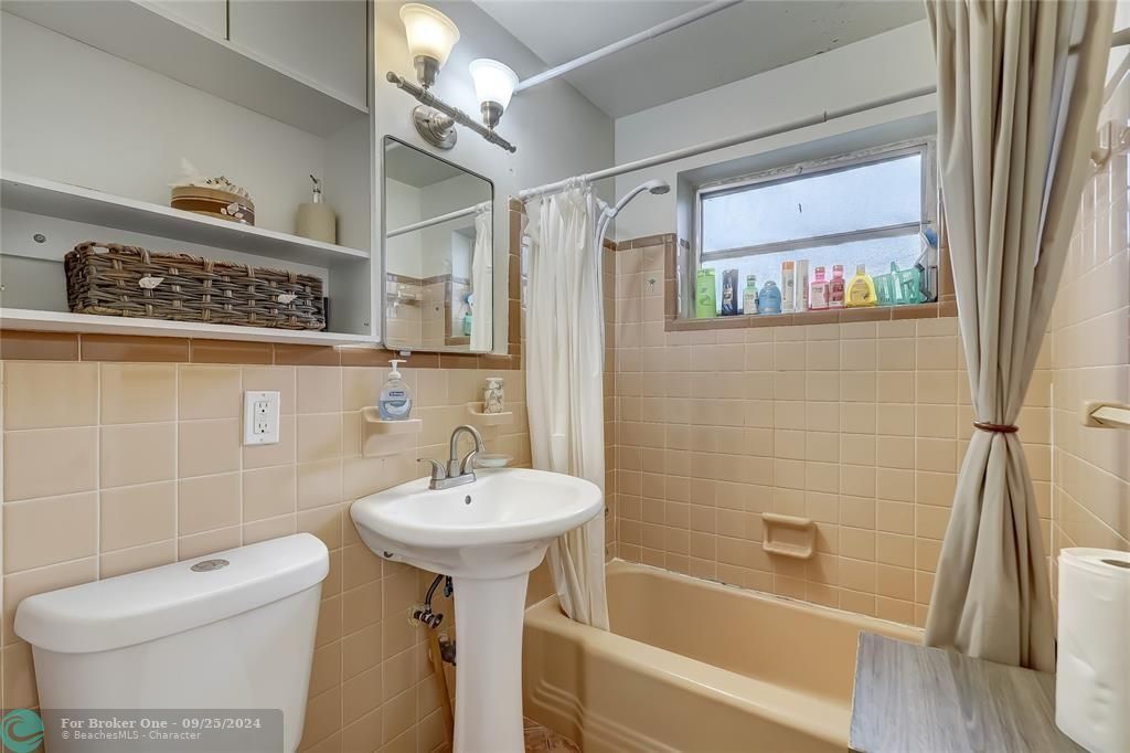 For Sale: $2,000 (2 beds, 1 baths, 1440 Square Feet)