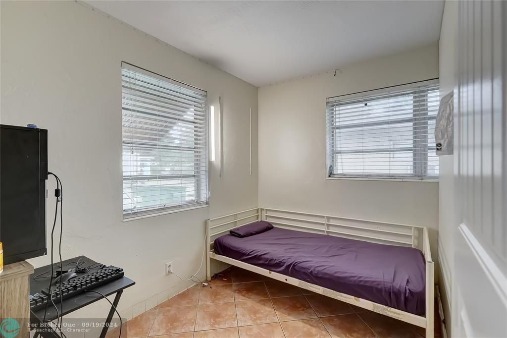 For Sale: $2,000 (2 beds, 1 baths, 1440 Square Feet)