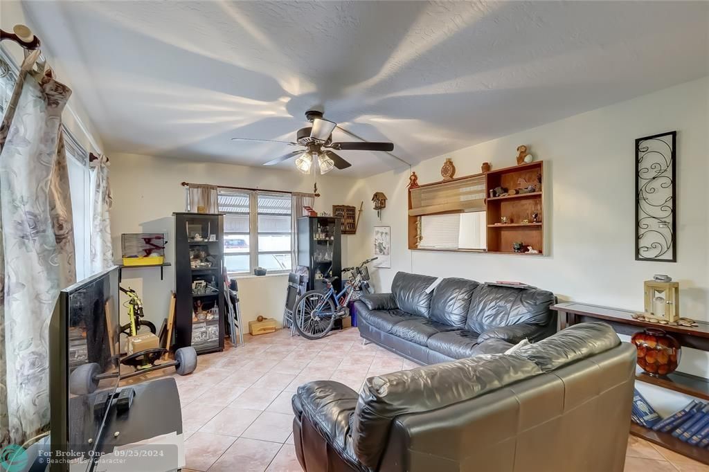 For Sale: $2,000 (2 beds, 1 baths, 1440 Square Feet)