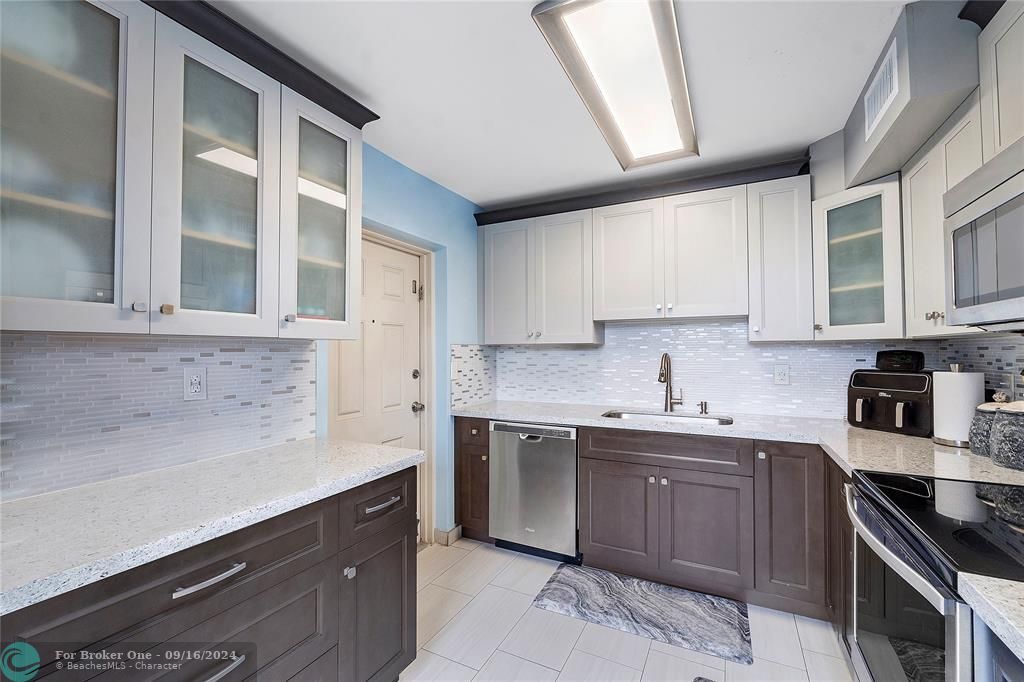 For Sale: $229,900 (2 beds, 2 baths, 970 Square Feet)