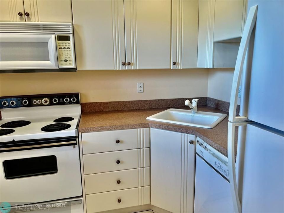 For Sale: $160,000 (2 beds, 2 baths, 876 Square Feet)