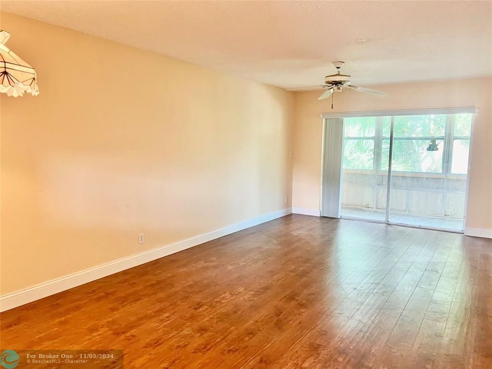 For Sale: $160,000 (2 beds, 2 baths, 876 Square Feet)