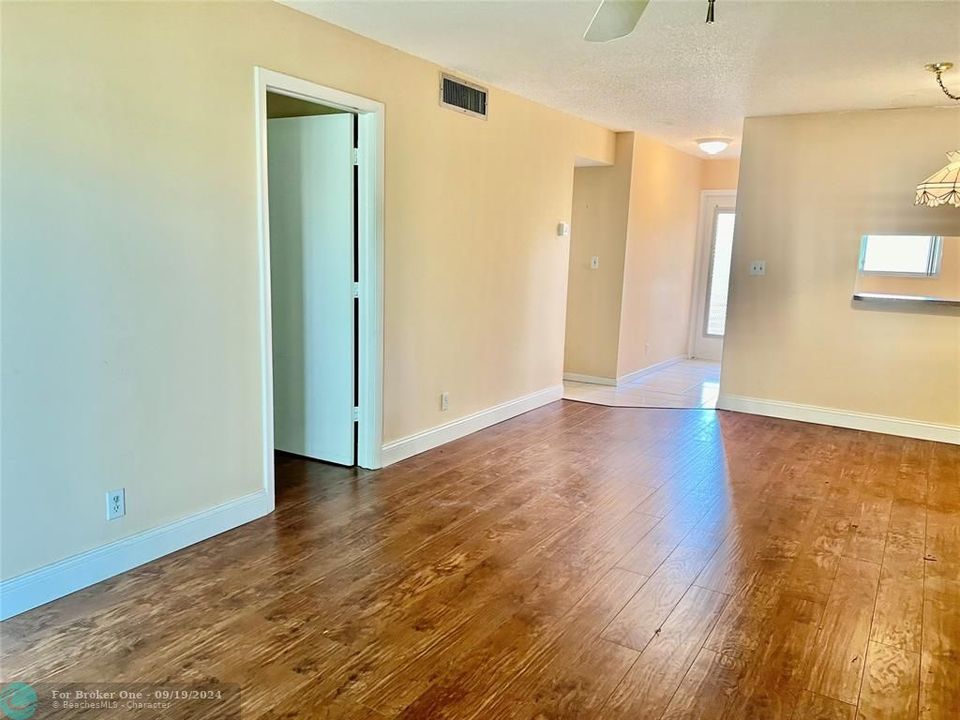 For Sale: $160,000 (2 beds, 2 baths, 876 Square Feet)